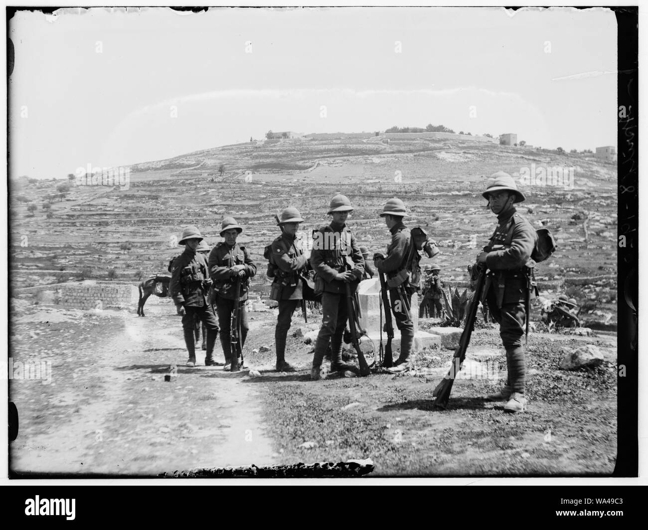 Soldats britanniques en dehors de Jérusalem, au cours de l'émeute anti-juive Banque D'Images
