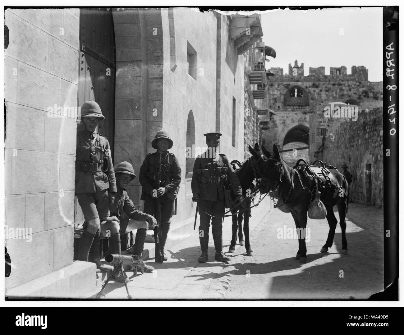 Soldats britanniques avec mitrailleuses Lewis à l'intérieur de la porte du Lion (St. Stephan's Gate), Jérusalem Banque D'Images