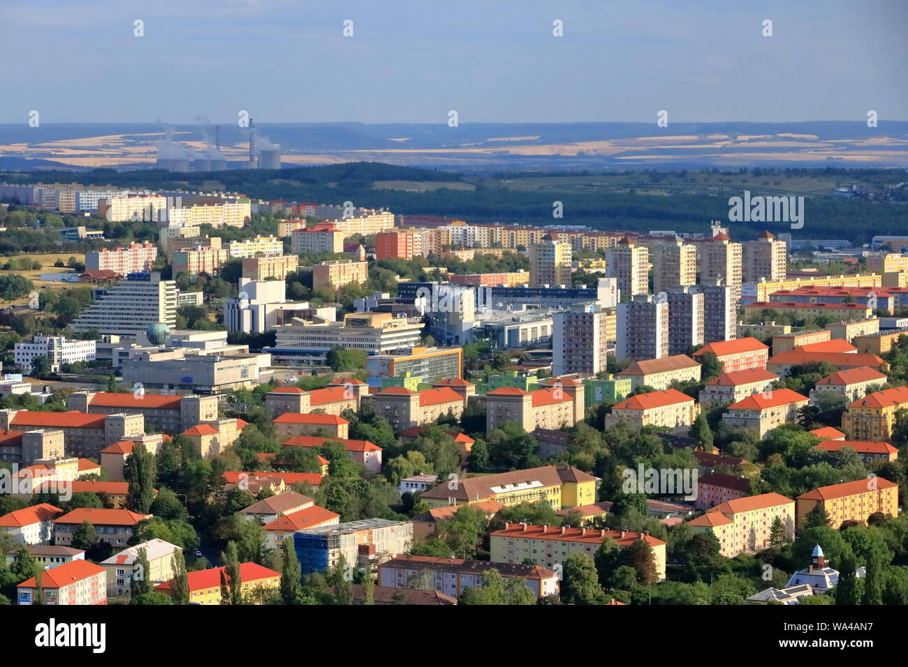 La plupart des, République tchèque, le 23 juillet 2019 : dans la plupart des immeubles d'appartements en tchèque Rupublic architecture post-communiste, vue du château Hnevin Banque D'Images