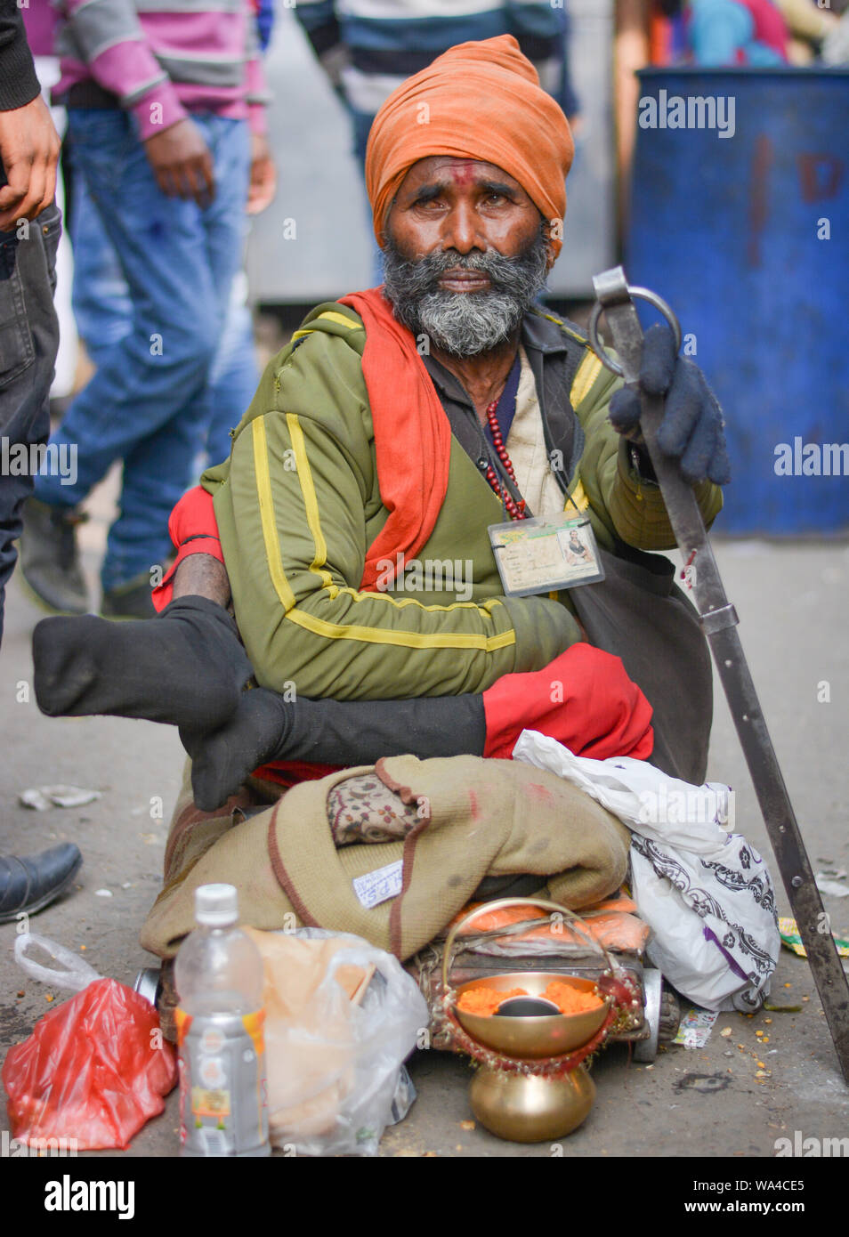 Vieux mendiant mendier dans les rues de Delhi, Inde Banque D'Images