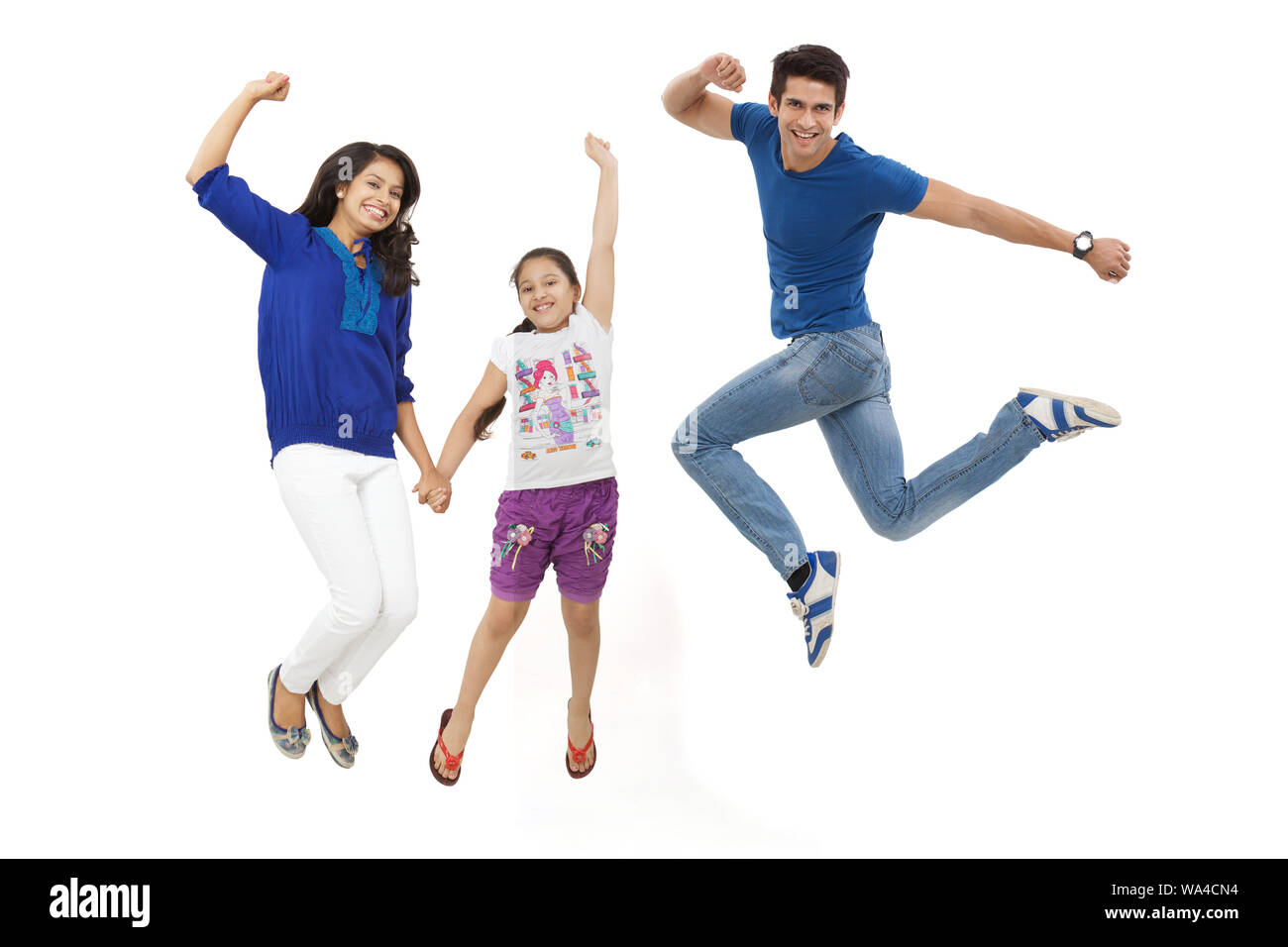 Une jeune famille sautant dans l'air Banque D'Images