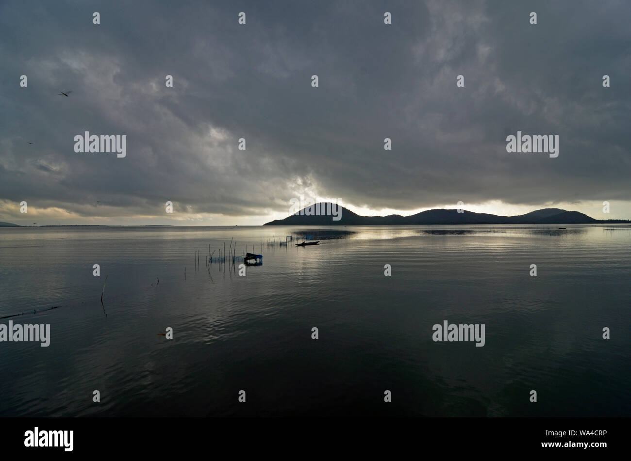 Les nuages de la mousson sur le lac Chilka, Rambha, Odisha, Inde Banque D'Images