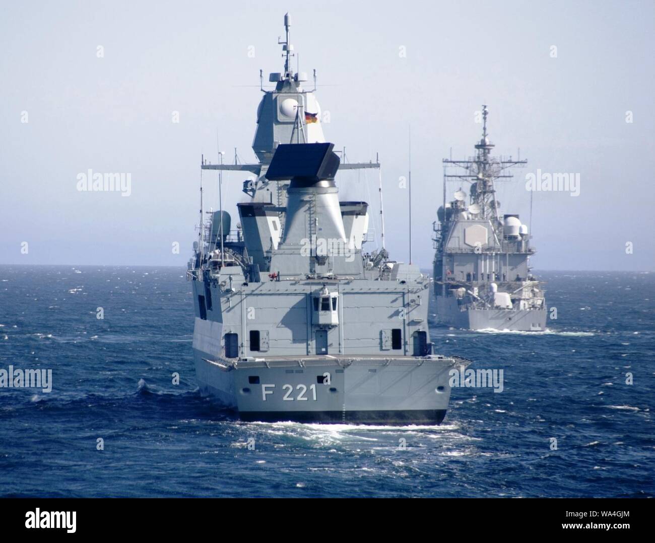 Die Hessen (F 221) und Normandie (CG-60). Banque D'Images