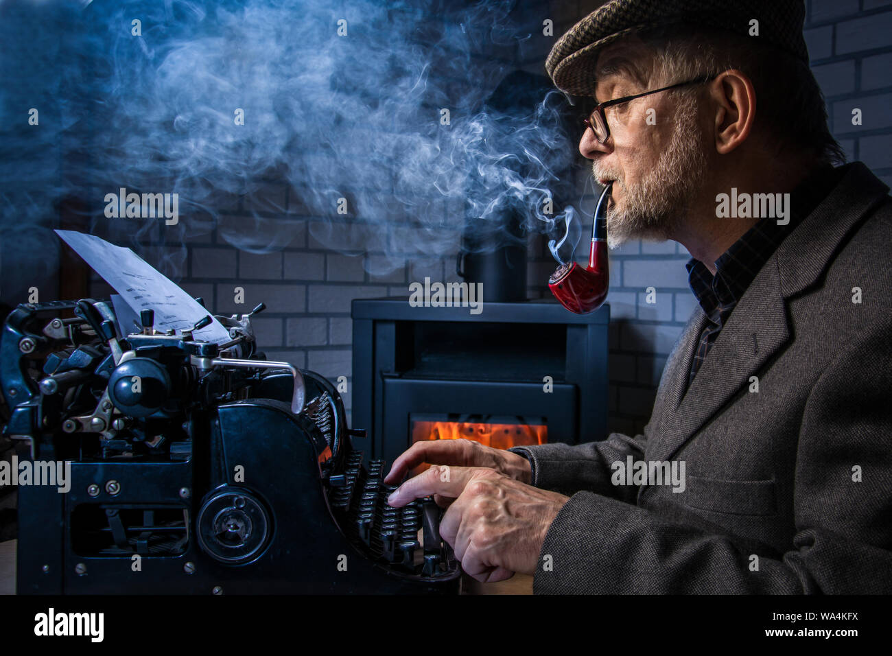 Ancien detective avec pipe et machine à écrire Banque D'Images
