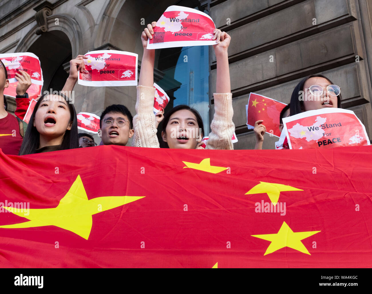 Edinburgh, Ecosse, Royaume-Uni. 17 août 2019. Pro Chine manifestants à Édimbourg pour protester contre Hong Kong pro mouvement démocratique. Des manifestants chinois du continent y compris beaucoup d'étudiants vivant à Edimbourg pour protester contre la poursuite de Hong Kong des manifestations contre les lois d'extradition proposé. Credit : Iain Masterton/Alamy Live News Banque D'Images