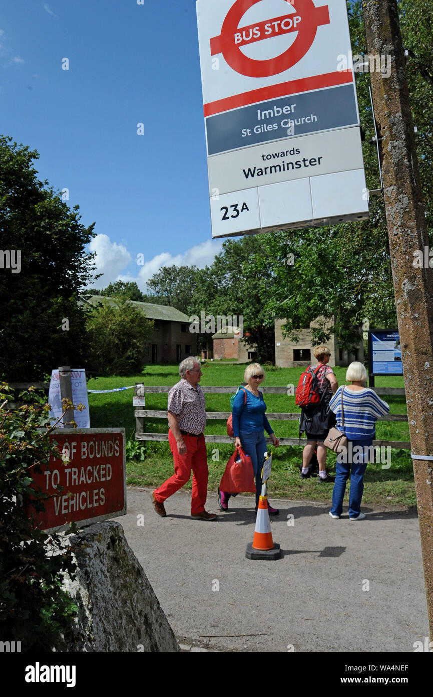 Warminster, Wiltshire, Royaume-Uni. 17 août 2019. Les personnes qui visitent l'église Imber col Ministère de la défense d'agression urbaine maisons de formation. Plus de 30 bus, surtout Routemasters classique, rassembler à Warminster pour exécuter un service de bus pour le village de 'perdu' Imber dans la plaine de Salisbury. Le village a été réquisitionné pour la DEUXIÈME GUERRE MONDIALE, aux fins de formation en 1943 et est resté une partie de la formation MOD depuis, à l'exception d'une journée portes ouvertes par an. G.P.Essex/Alamy Live News Banque D'Images