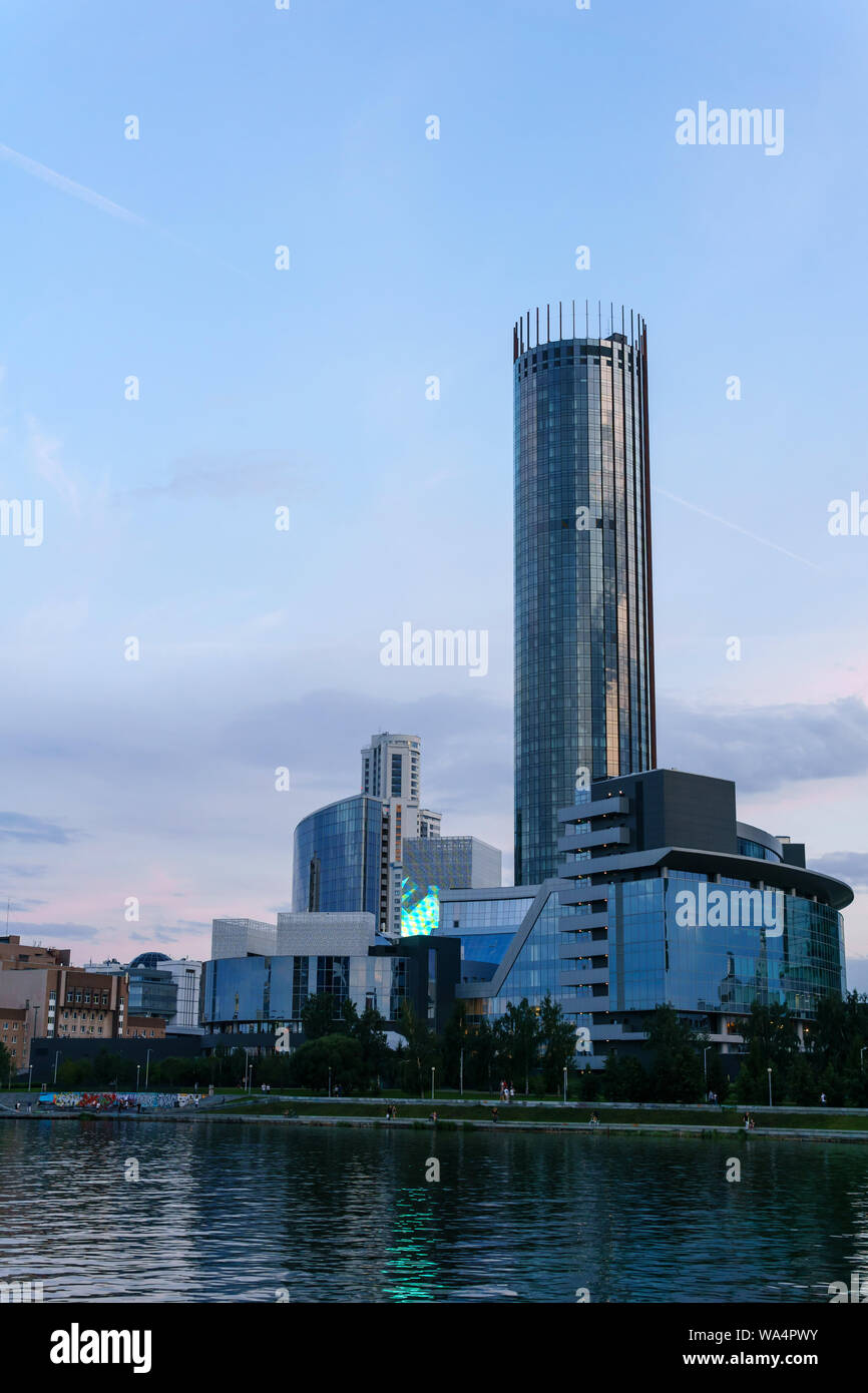 Yekaterinburg, Russie - le 11 août 2019 : soirée vue de la gratte-ciel résidentiel Iset Tower Banque D'Images