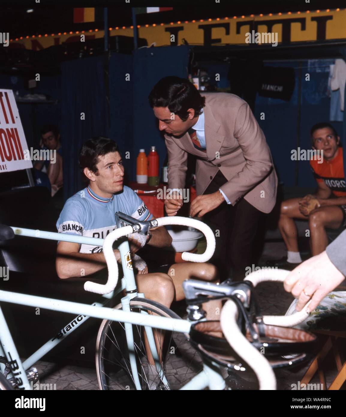 FELICE GIMONDI INTERVIEWÉ PAR DANIÈLE PIOMBI (Ristuccia/Fotogramma, ROMA - 1970-04-20) ps la photo peut être utilisée à l'égard du contexte dans lequel elle a été prise, et sans intention diffamatoire de la dignité des personnes représentées (Ristuccia/Fotogramma, Répertoire de photos - 2019-08-17) p.s. la foto e' utilizzabile nel rispetto del contesto dans cui e' stata scattata, e senza intento del diffamatorio decoro delle persone rappresentate Banque D'Images