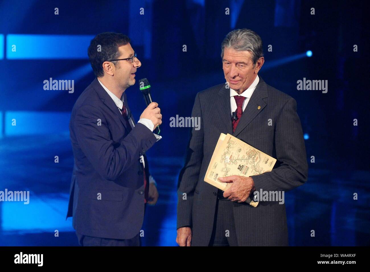 A QUELLE HEURE LE LUNDI - RAI3 - SUR LA PHOTO - Fabio Fazio Felice Gimondi (Simone Comi, Arc/IPA/Fotogramma, MILAN - 2012-10-01) ps la photo peut être utilisée à l'égard du contexte dans lequel elle a été prise, et sans intention diffamatoire de la dignité des personnes représentées (Simone Comi, Arc/IPA/Fotogramma, Répertoire de photos - 2019-08-17) p.s. la foto e' utilizzabile nel rispetto del contesto dans cui e' stata scattata, e senza intento del diffamatorio decoro delle persone rappresentate Banque D'Images