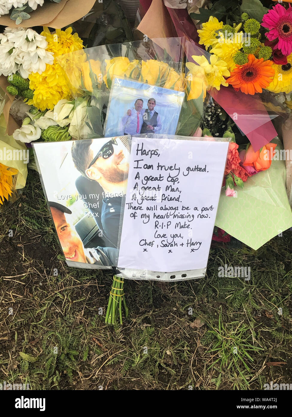 Tributs floraux sur les lieux dans la région de Ufton Lane, où Thames Valley Police officer Pc Andrew Harper, 28 ans, est décédé des suites d'un "incident grave" à environ 23 h 30 le jeudi à proximité de l'A4 Bath Road, entre lecture et Newbury, au village de Sulhamstead dans le Berkshire. Banque D'Images