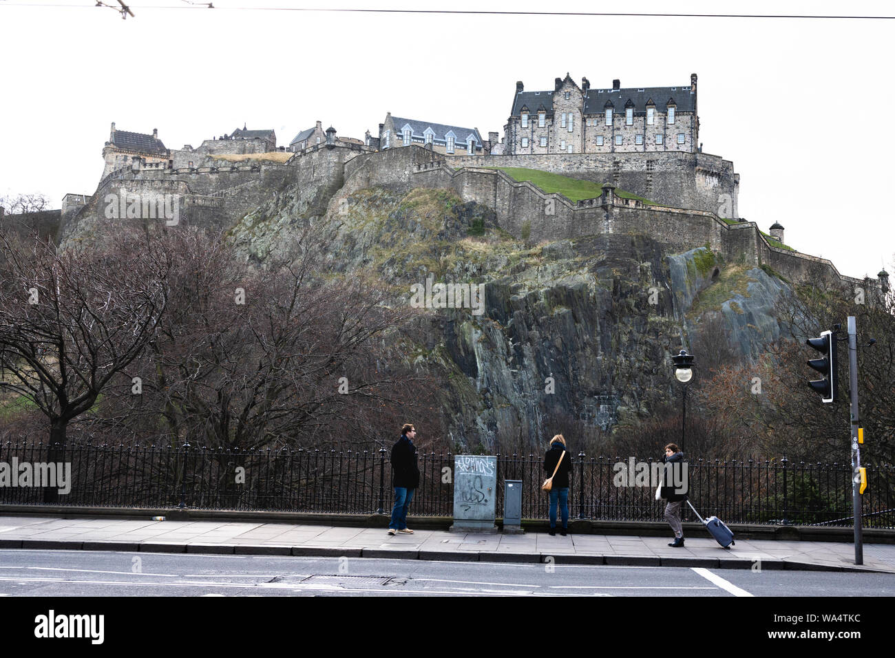 Le Château d'Édimbourg à la sombre et menaçante sur haut de Castle Rock, un 700 millions d'années-volcan éteint Banque D'Images