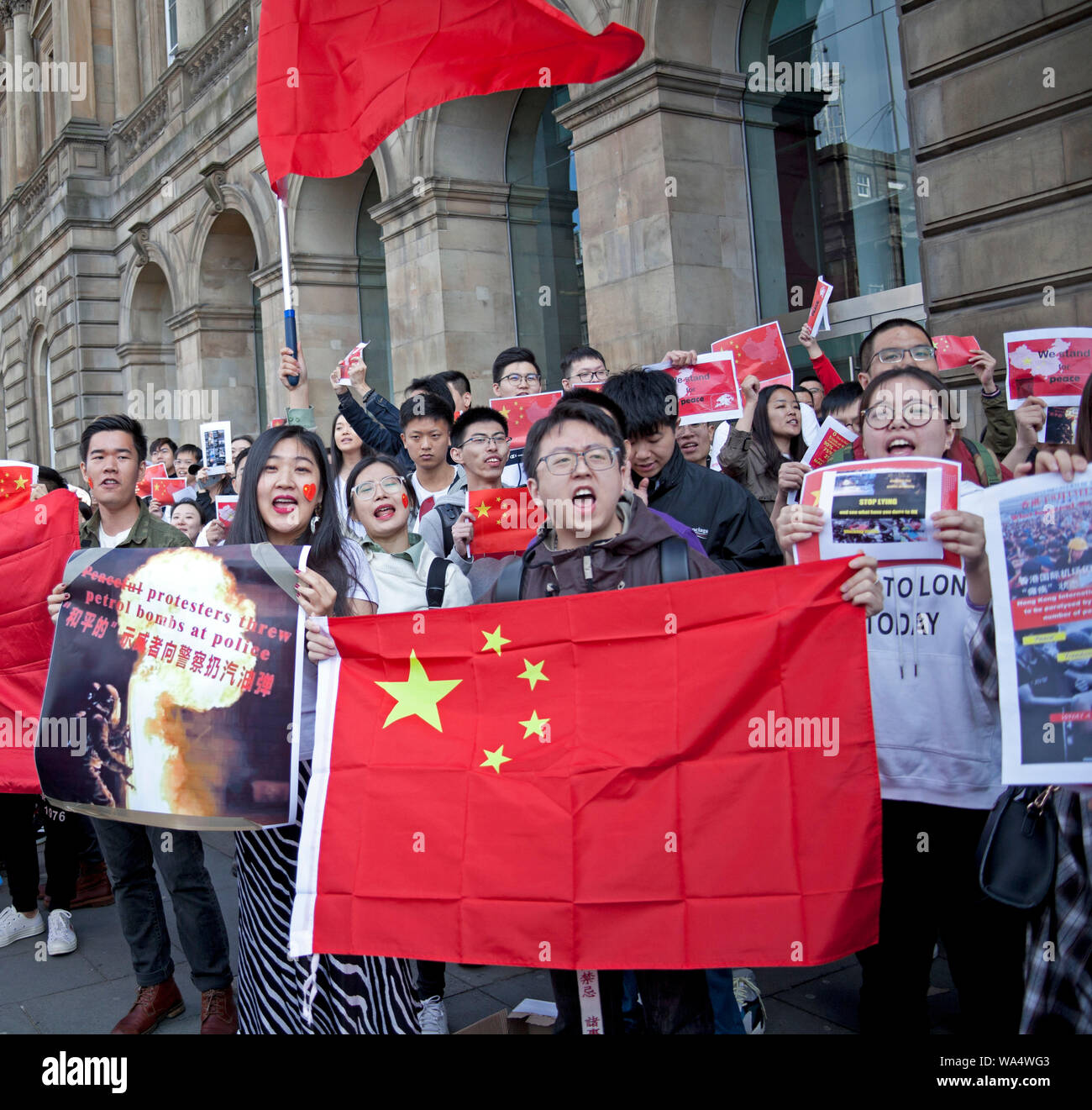 Edinburgh, Ecosse, Royaume-Uni. 17 août 2019. Chinese manifester pacifiquement dans le centre-ville avec des affiches anciennes 'ce qui s'est passé le 11/8 à Hong Kong". "Les agents de police sont gravement blessés par la bombe de l'essence a tiré d'émeutiers." Banque D'Images
