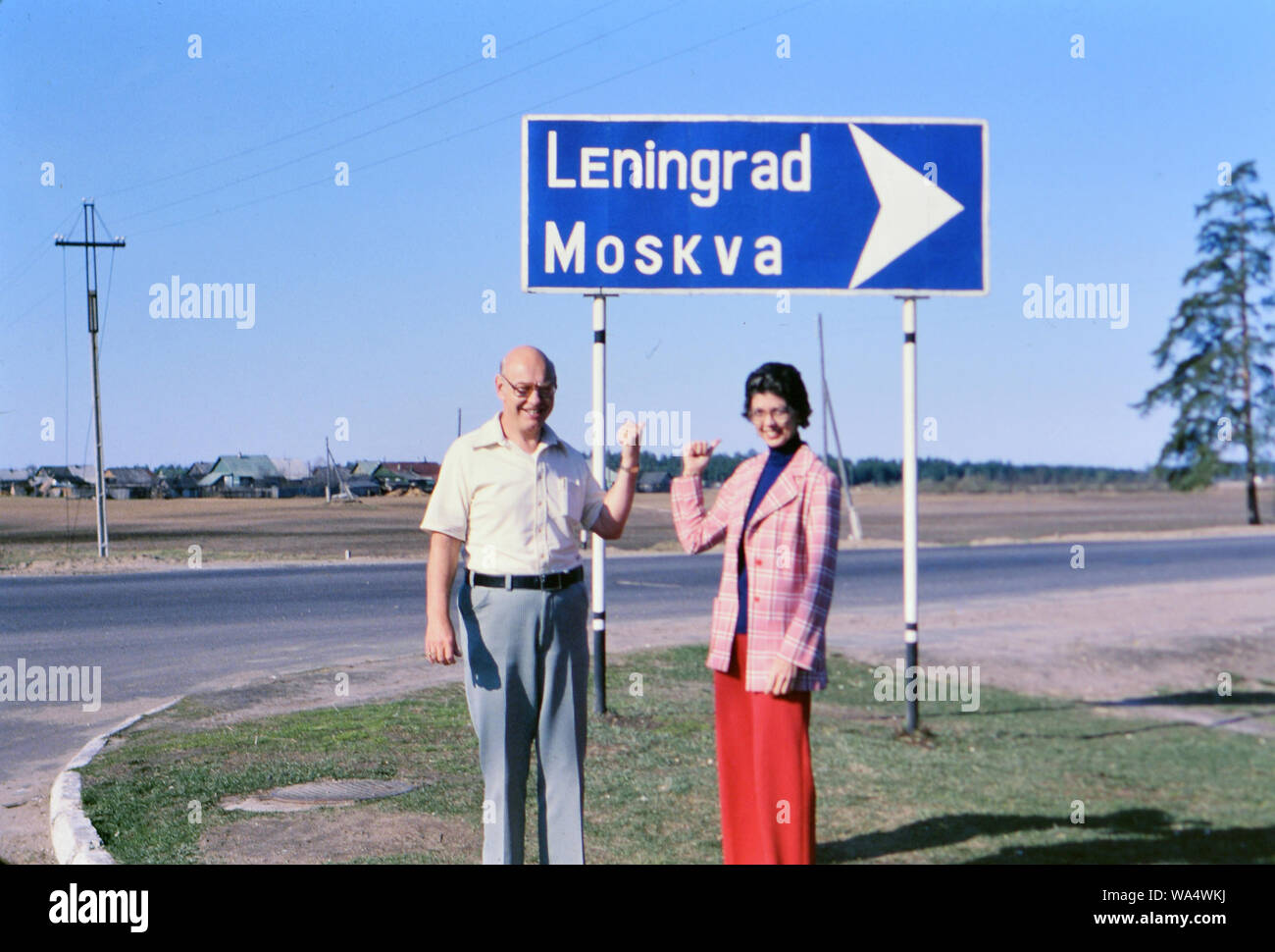 Les touristes en Russie à la fin des années 1970, pointant sur un panneau routier pour Moscou et Leningrad ca. 1978 Banque D'Images