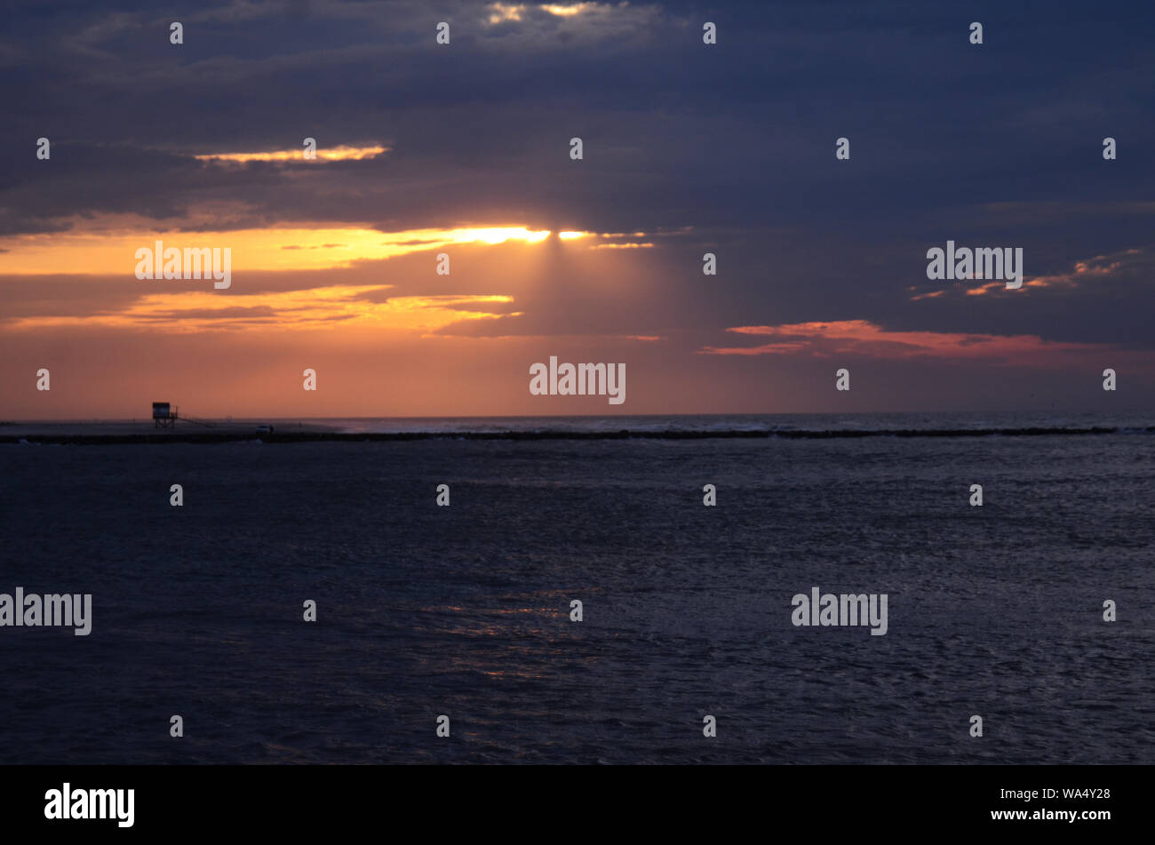 LUMIÈRES de l'Atlantique : lever du soleil de juin sur la baie d'Absecon dans la ville de l'Atlantique, New Jersey. Banque D'Images