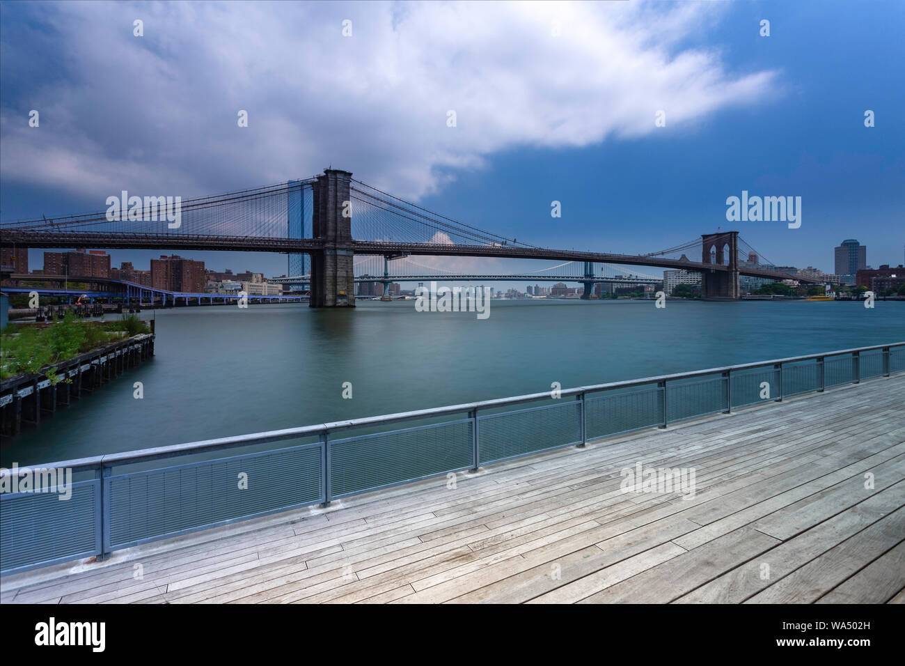 Le Pont de Brooklyn vu du Sud Port Streen Boardwalk. Banque D'Images