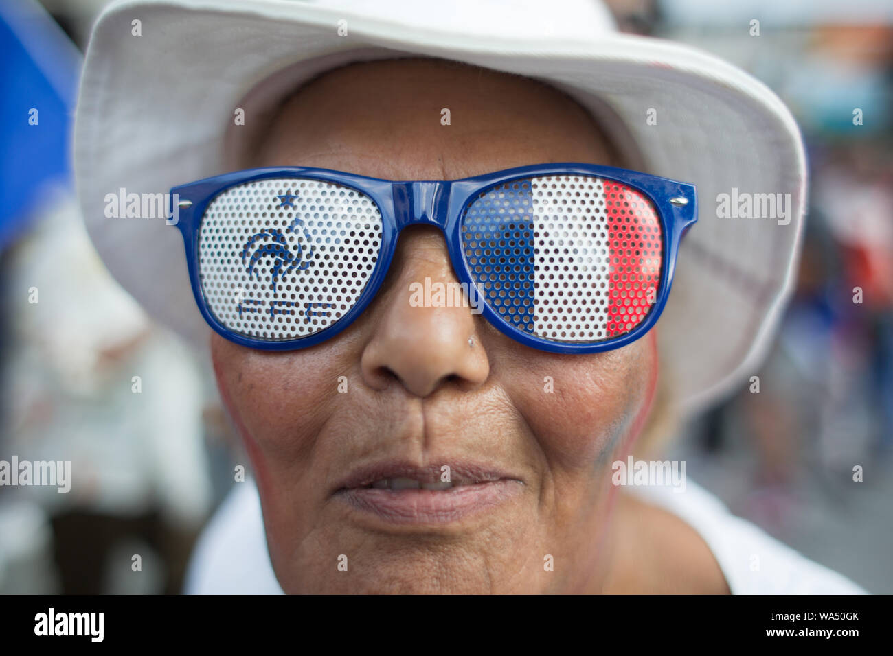 Une femme regarde la caméra. Banque D'Images