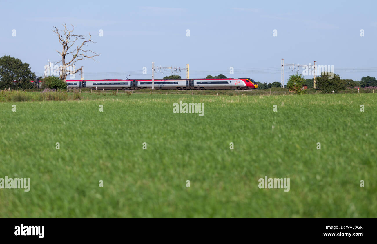 Classe 390 Virgin Trains pendolino sur la ligne principale de la côte ouest dans le Cheshire. Banque D'Images