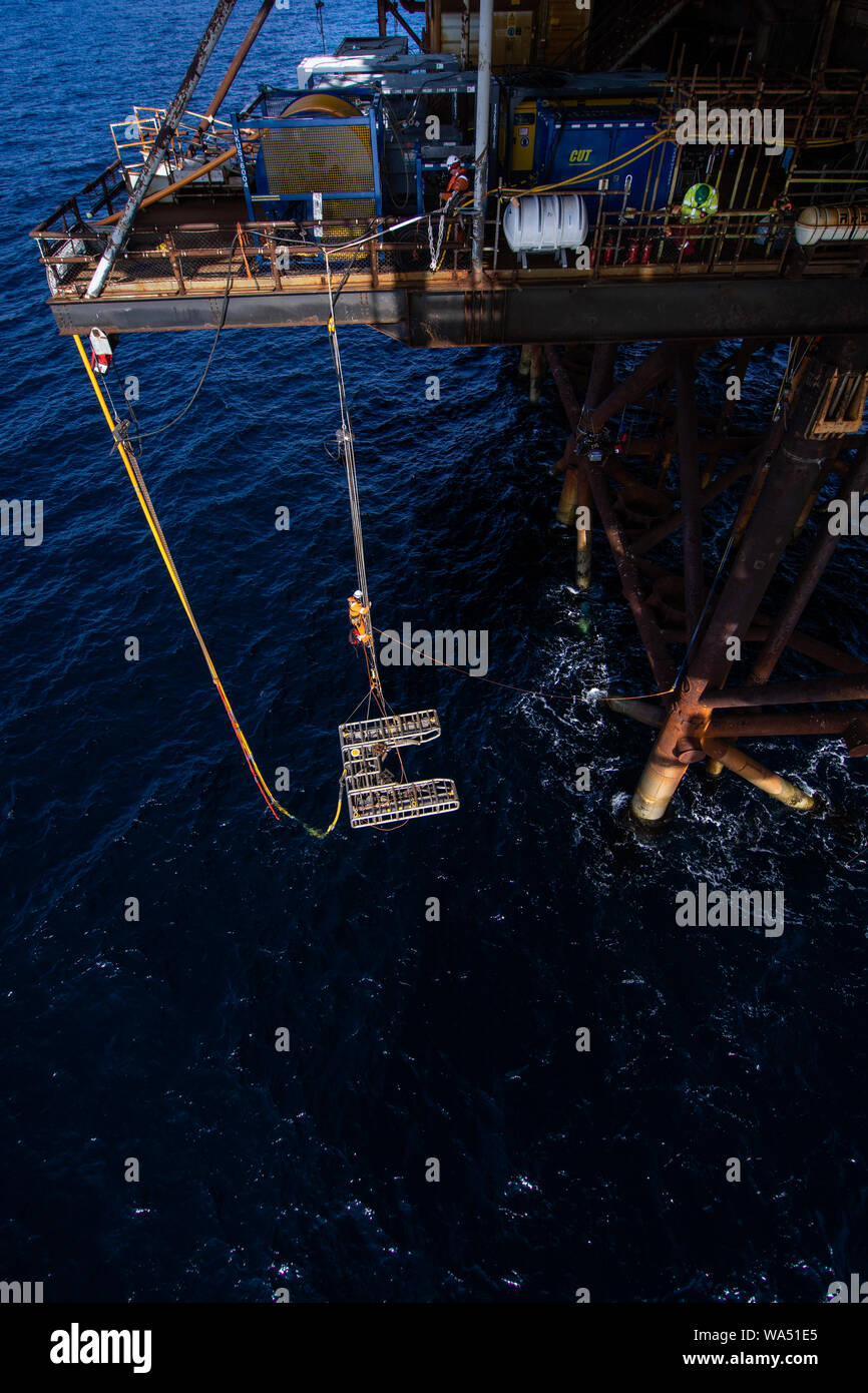 Le travail en hauteur au-dessus de la mer dans l'industrie du pétrole et du gaz Banque D'Images