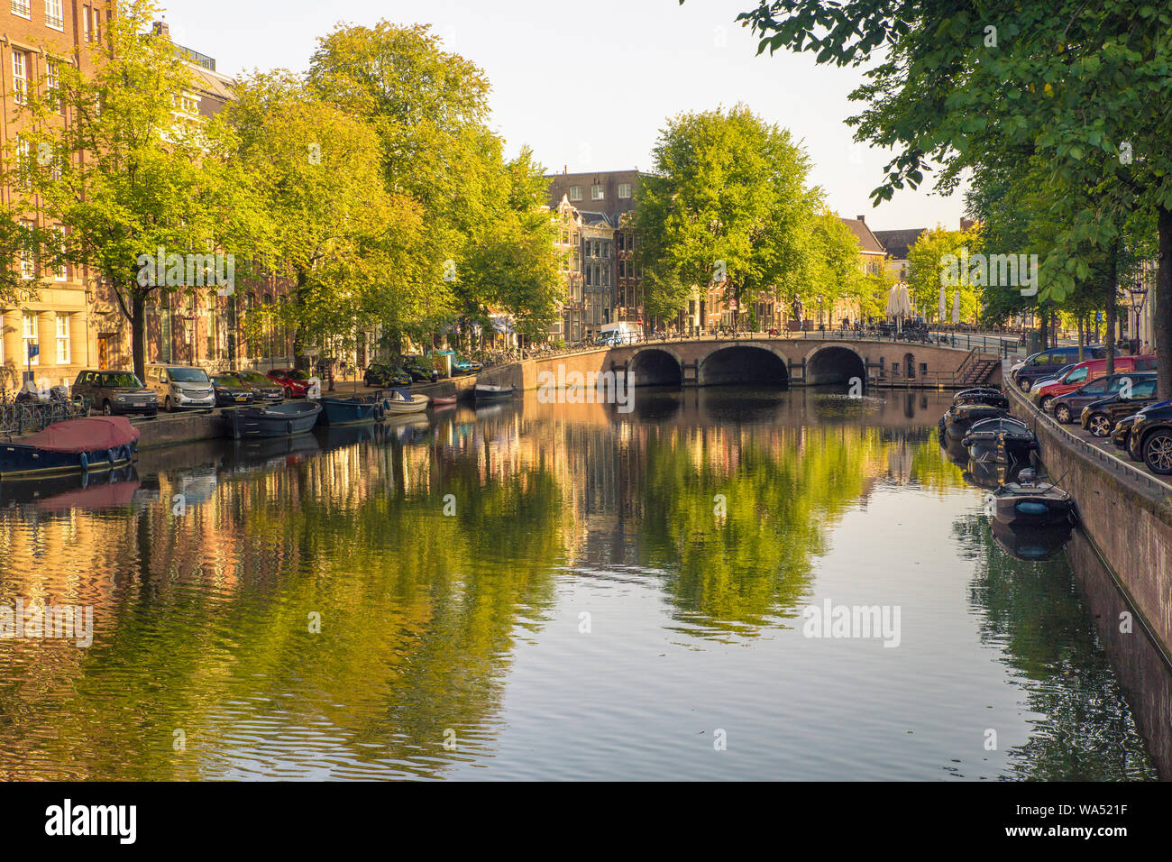 AMSTERDAM, Pays-Bas - 1 septembre 2018 : vue sur le canal, pont et l'architecture dans cette scène de la ville d'Amsterdam Banque D'Images