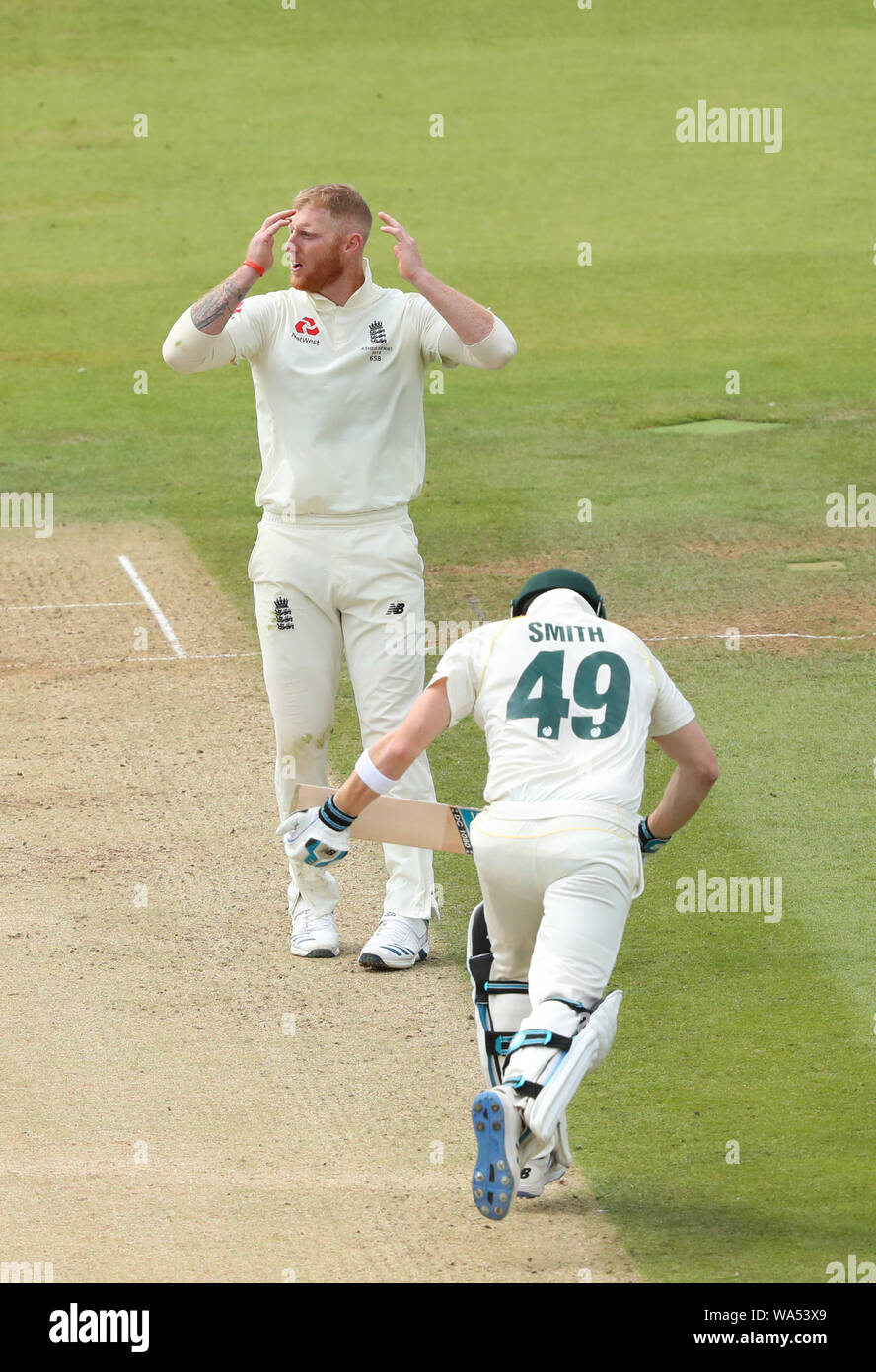 Londres, Royaume-Uni. Août 17, 2019. Ben Stokes de l'Angleterre réagit comme Steve Smith, d'Australie, exécute un seul lors de la 2e Test Match, Specsavers cendres du Lords Cricket Ground, Londres, Angleterre. Credit : España/Alamy Live News Banque D'Images