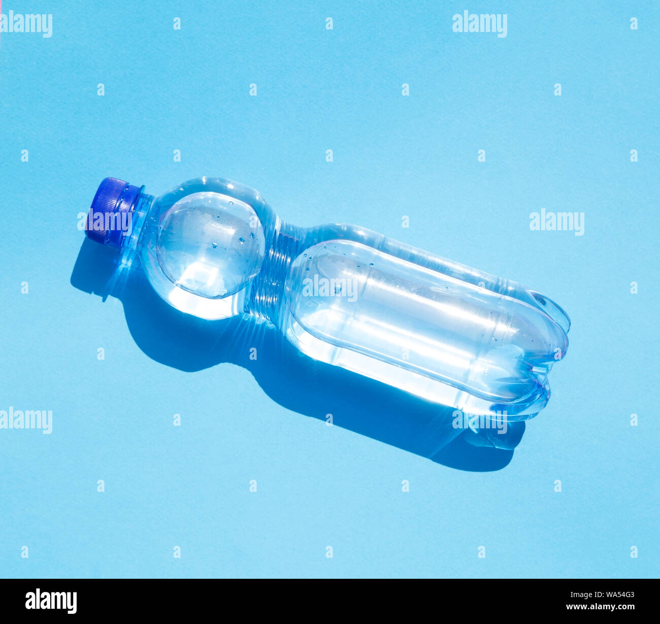 Bouteille d'eau minérale sur fond bleu Banque D'Images