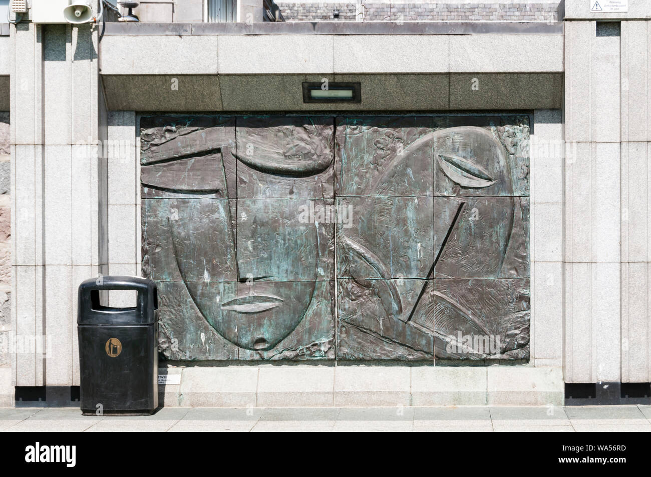Deux, Gavin Scobie 1985. Panneaux en relief en bronze abstrait à St Nicholas Shopping Centre Aberdeen. Commandé par Aberdeen City Centre Development Scheme Banque D'Images