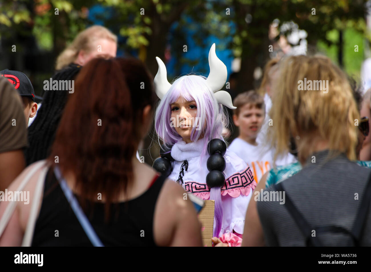 Teenage girl habillé en costume cosplay à Roihuvuori Cherry Park Hanami à Helsinki, Finlande Banque D'Images