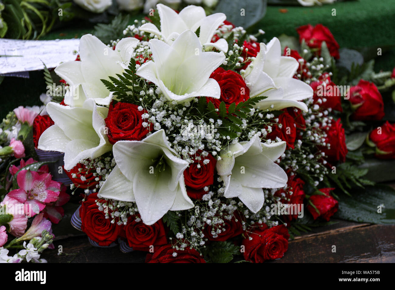 Fleurs funéraire sur une tombe fraîche au cimetière luthérien en Finlande Banque D'Images