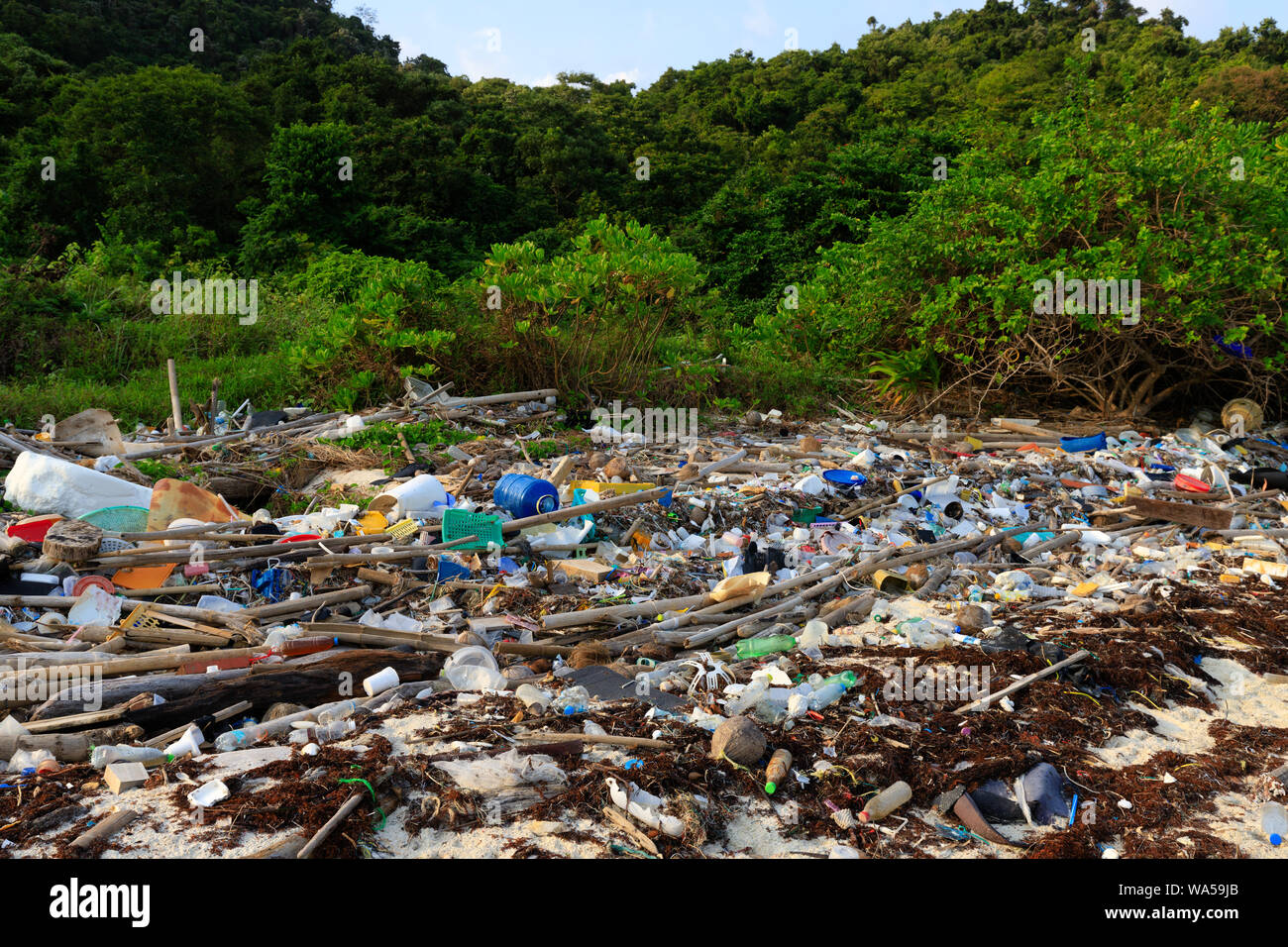 La pollution plastique important sur une plage de Thaïlande island. Banque D'Images