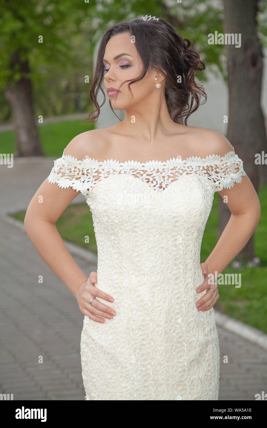 Mariée en dentelle robe de style sirène marcher seule dans la ville Photo  Stock - Alamy