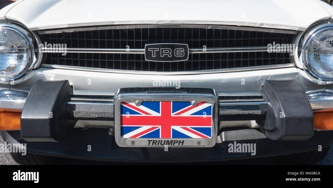 West Chester, PA - 11 août, 2019 : de près de l'extrémité avant et la grille d'une Triumph TR6 blanche avec le drapeau britannique dans un support de plaque de licence. Banque D'Images