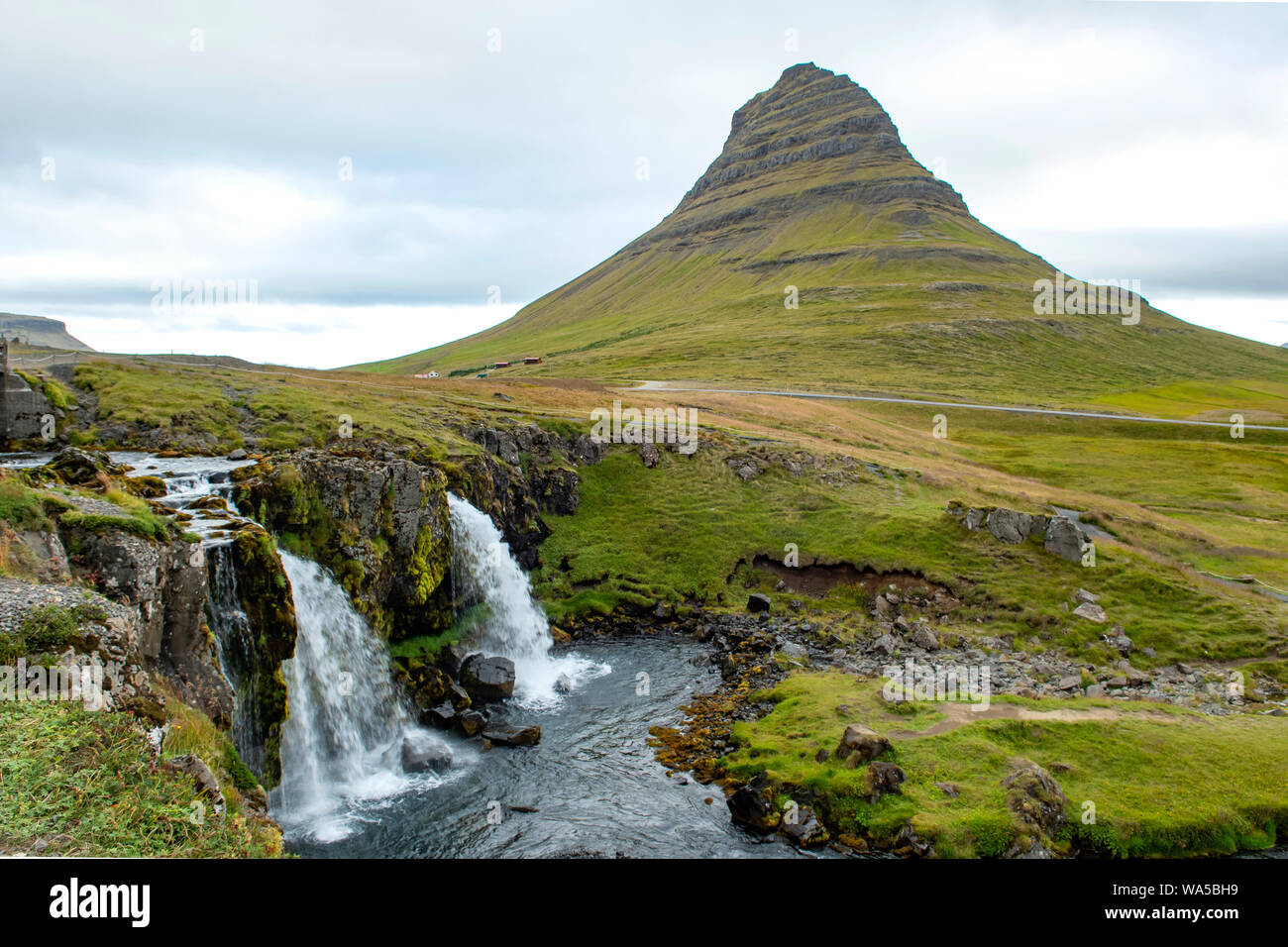 Kirkjufell et Kirkjufellfoss, Grundarfjordur, Islande Banque D'Images