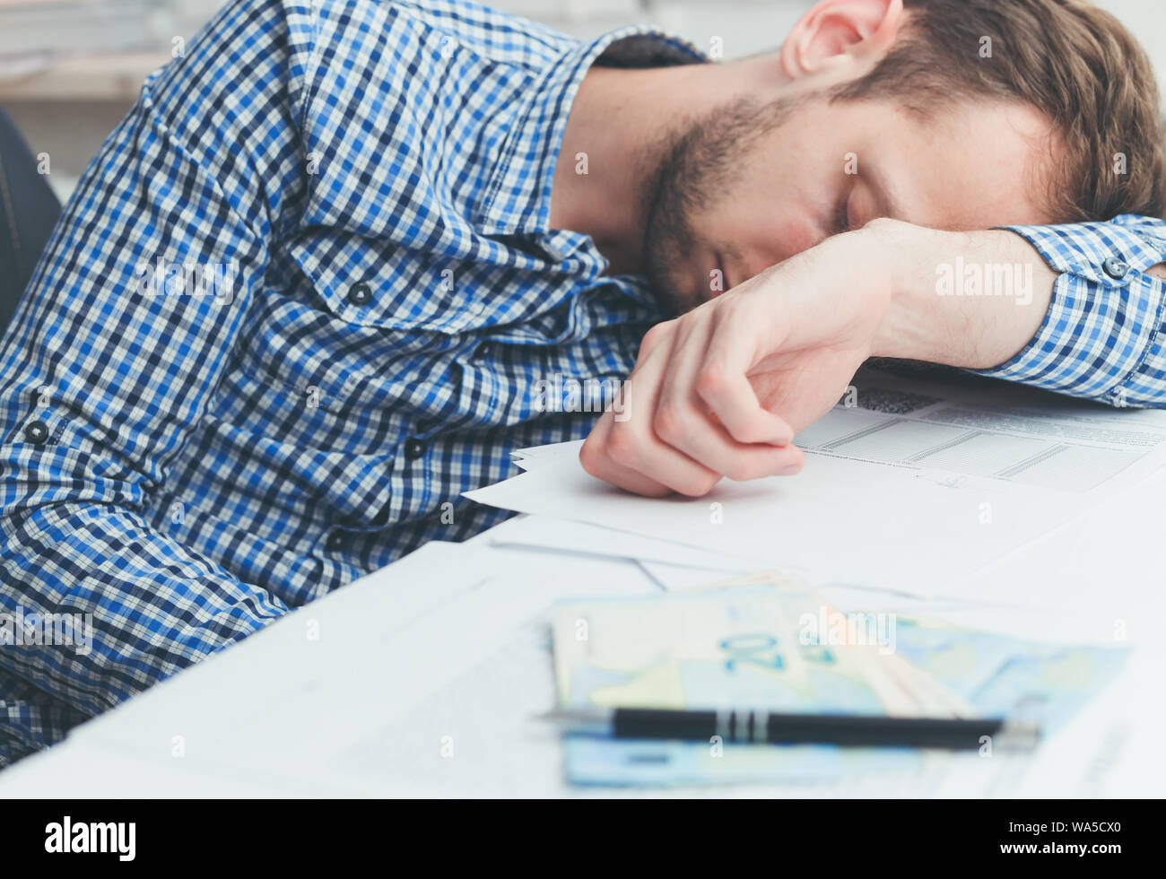 Surmené et fatigué employée de bureau plus de dormir au travail sur table in office Banque D'Images