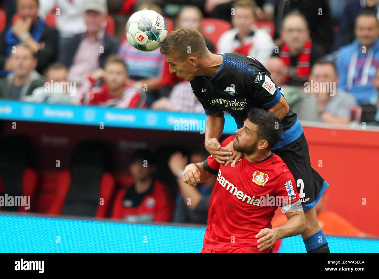 Uwe Huenemeier de SC Paderborn (R) et Kevin Volland de Leverkusen (L) bataille pour la balle durant le match de Bundesliga entre Bayer 04 Leverkusen et SC Paderborn au BayArena.(Score final : 3 - 2 Bayer Paderbon) Banque D'Images