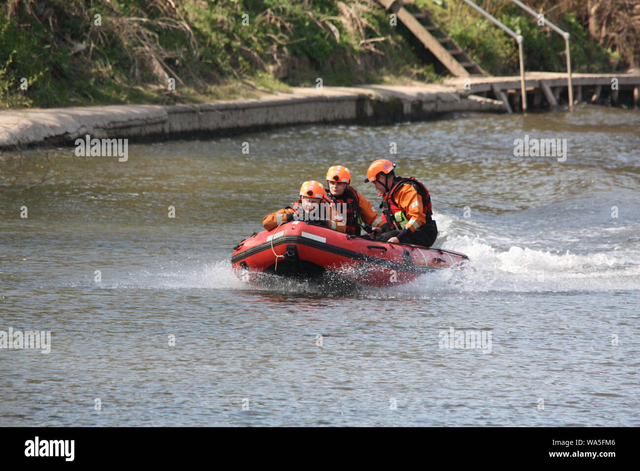 Worcester, Royaume-Uni, 04/13/2010. Les équipes d'incendie l'homme gonflable, sauvetage en rivière sur la rivière Severn. Recherche et sauvetage en rivière pour la formation de l'artisanat Banque D'Images