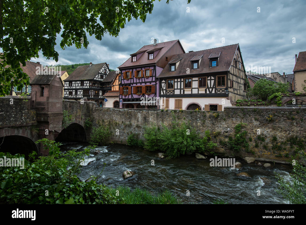 Petit village de Kaysersberg en Alsace, France Banque D'Images