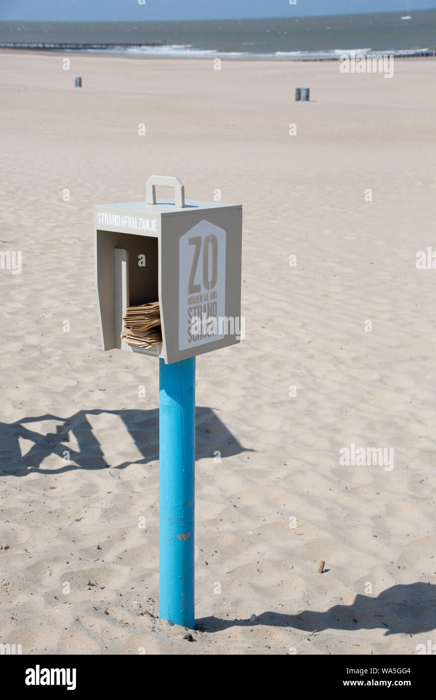 Design du récipient mit mit der Aufschrift Strand-Abfallbeutel veräussern donc wir unseren Strand sauber, Cadzand, Zélande, Pays-Bas Banque D'Images