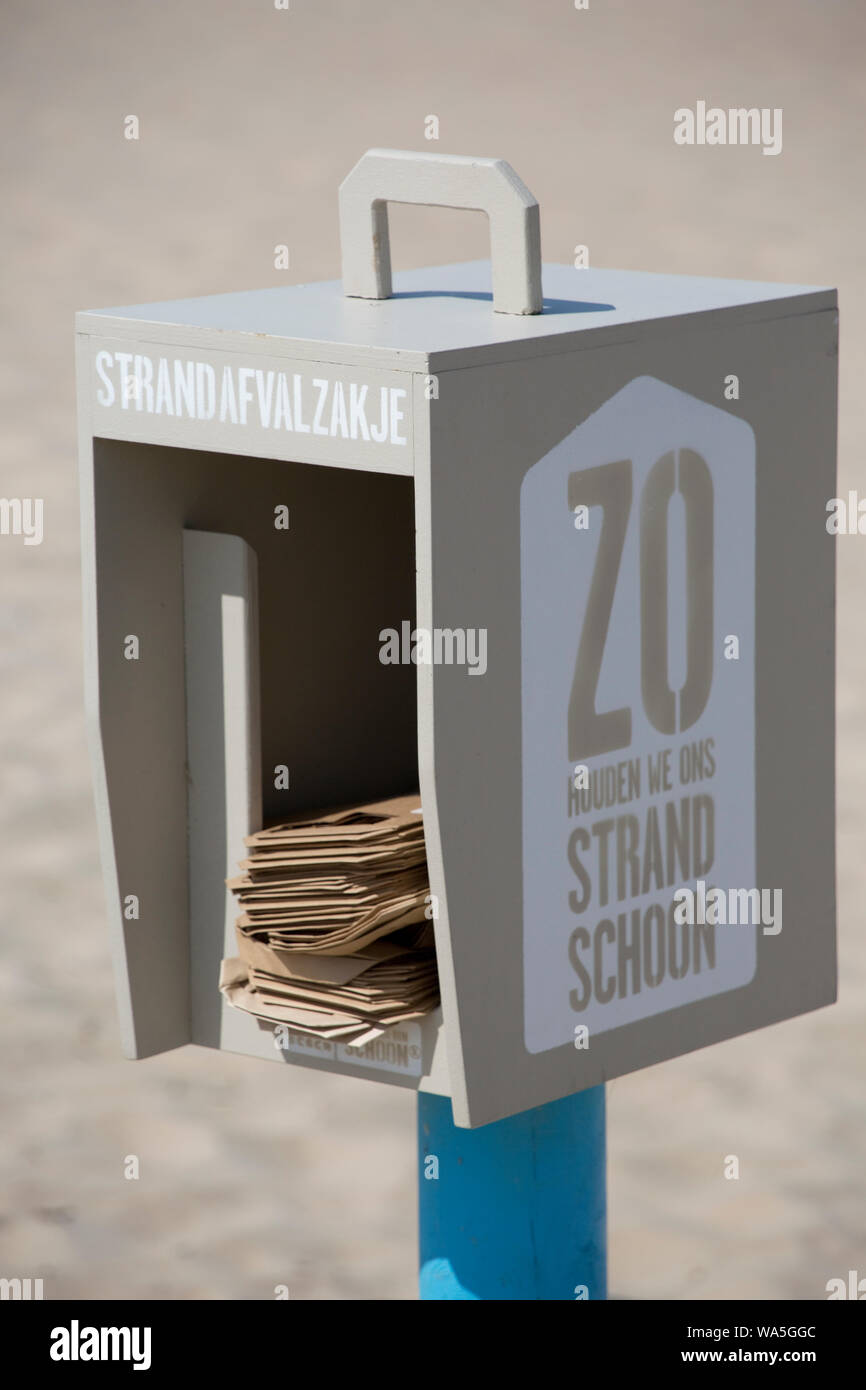 Design du récipient mit mit der Aufschrift Strand-Abfallbeutel veräussern donc wir unseren Strand sauber, Cadzand, Zélande, Pays-Bas Banque D'Images