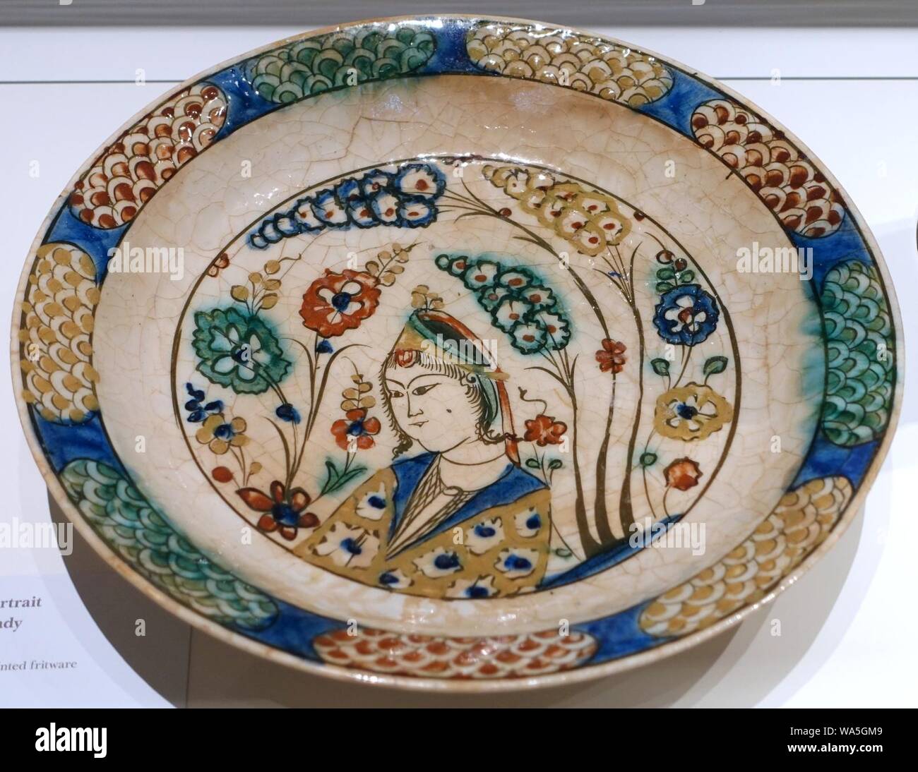 Plat avec un portrait d'une dame de la cour, l'Iran, 1620-1640, AD-fritware sous glaçure peint Banque D'Images