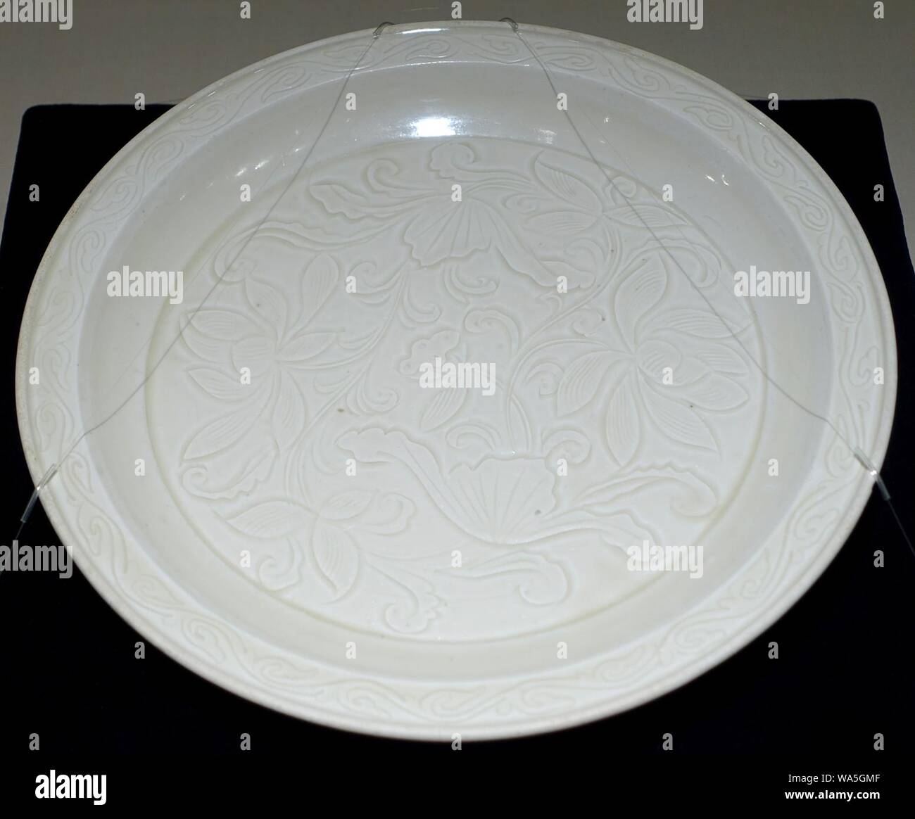 Plat avec lotus incisées, conception, la Chine Ding four, dynastie des Song du Nord, 11ème et 12ème siècle, en porcelaine blanche Banque D'Images