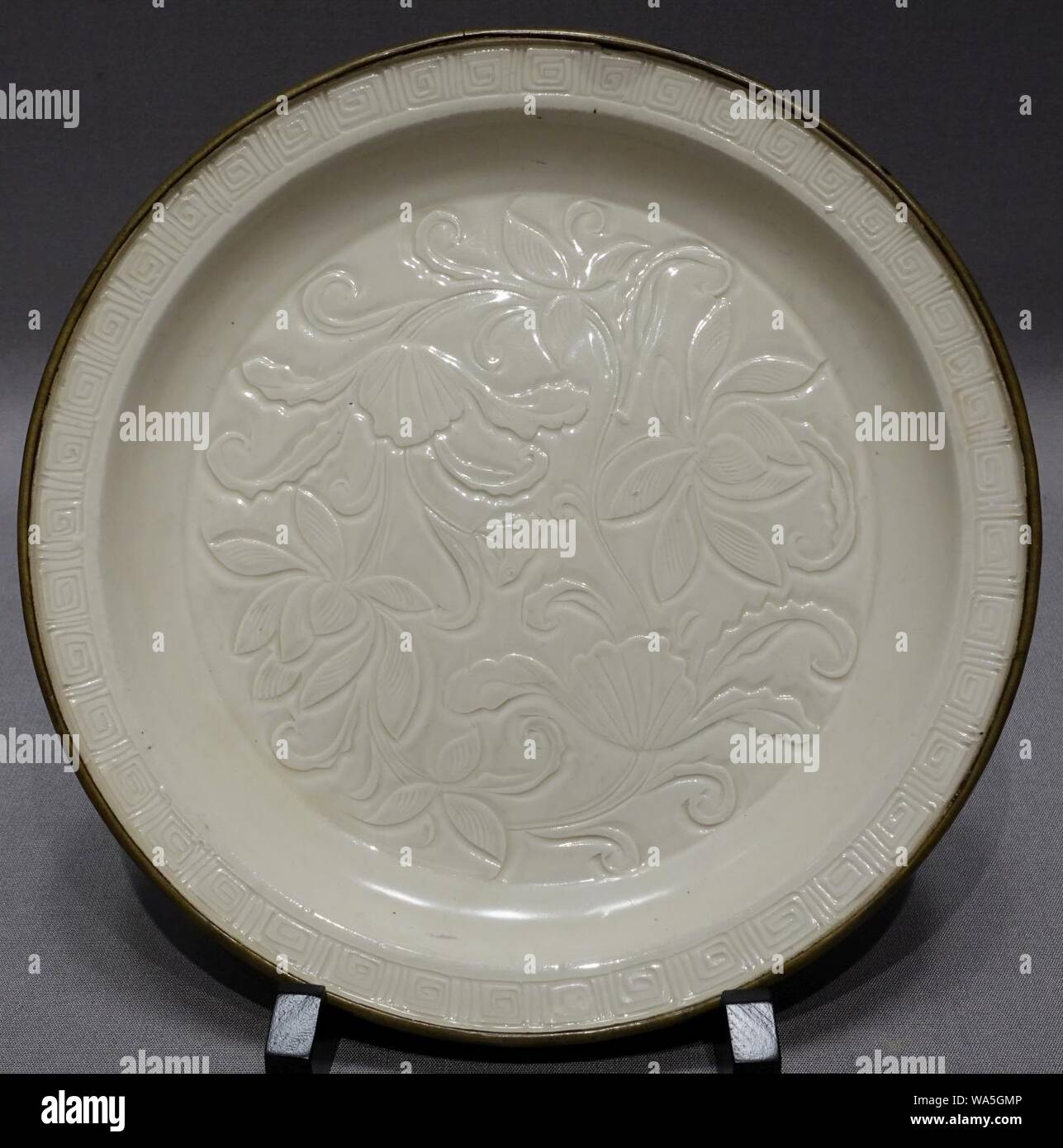 Plat d'une fleur de lotus sculpté design, Ding ware, Chine, dynastie des Song du Nord, 1000s-1100s annonce, porcelaine Banque D'Images