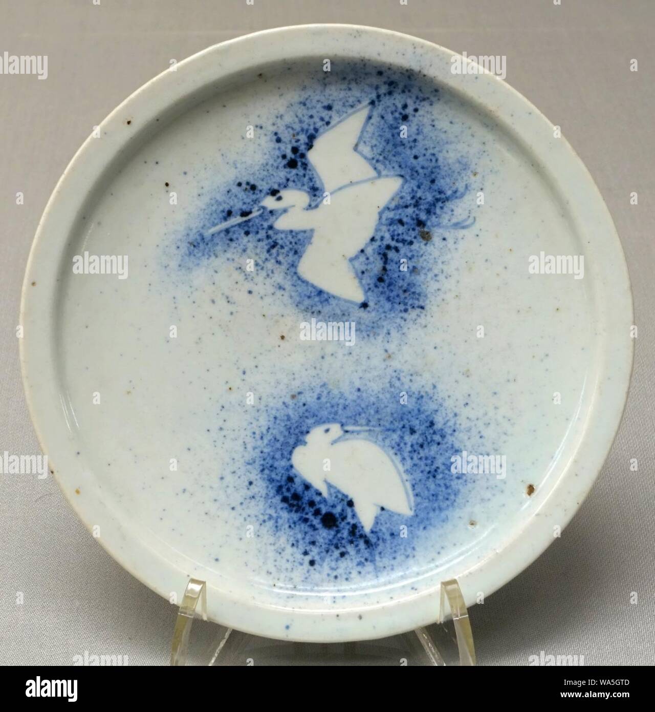 Plat avec les hérons blancs, Imari ware, Japon, période Edo, 1600 AD, céramique, pulvérisé bleu sous glaçure Banque D'Images