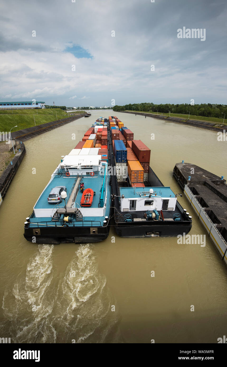 Porte-conteneurs de transport fluvial Banque D'Images