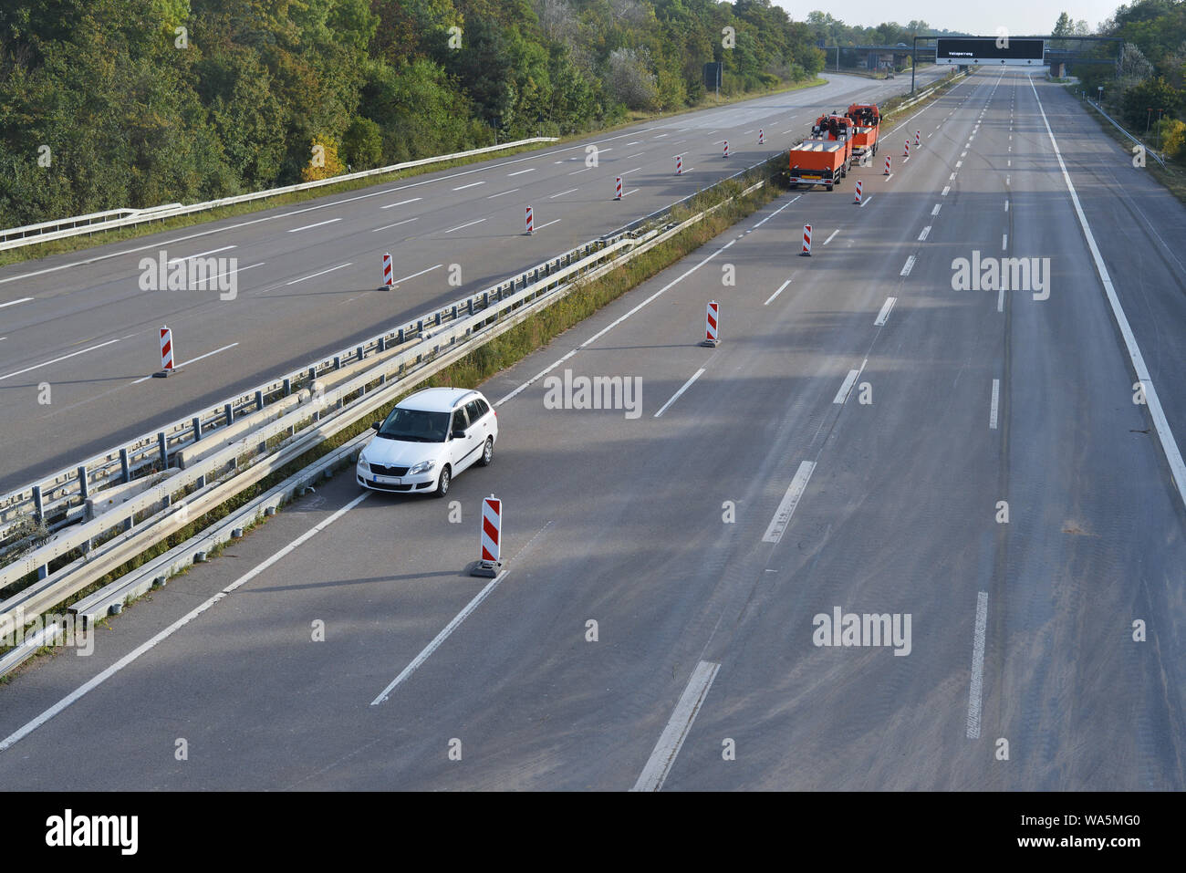 Les travaux routiers sur les voies d'autoroute 4 vide Banque D'Images