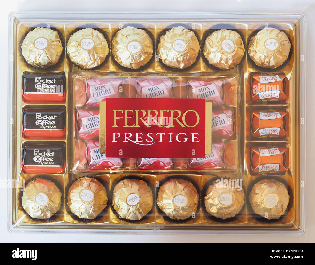 ALBA, ITALIE - circa 2019 AOÛT : Ferrero prestige Pocket chocolat Café, Ferrero Rocher, Mon Cheri et Kuesschen Banque D'Images