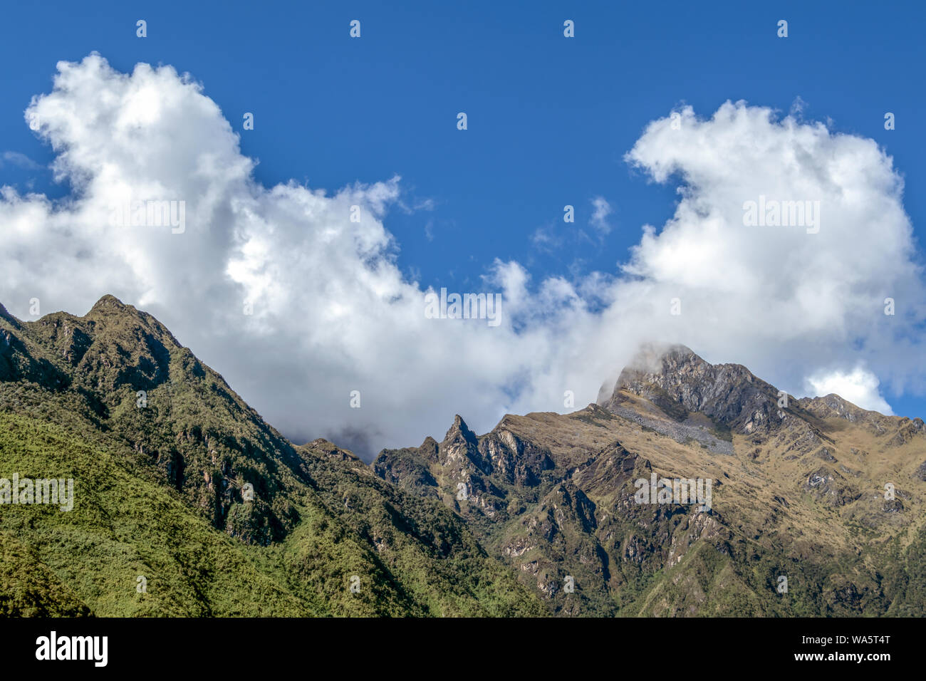 Rivière Apurimac en vert vallée profonde avec des nuages blancs couvrant les sommets des montagnes et le bleu ciel en journée ensoleillée, des Andes péruviennes sur Choquequirao Banque D'Images