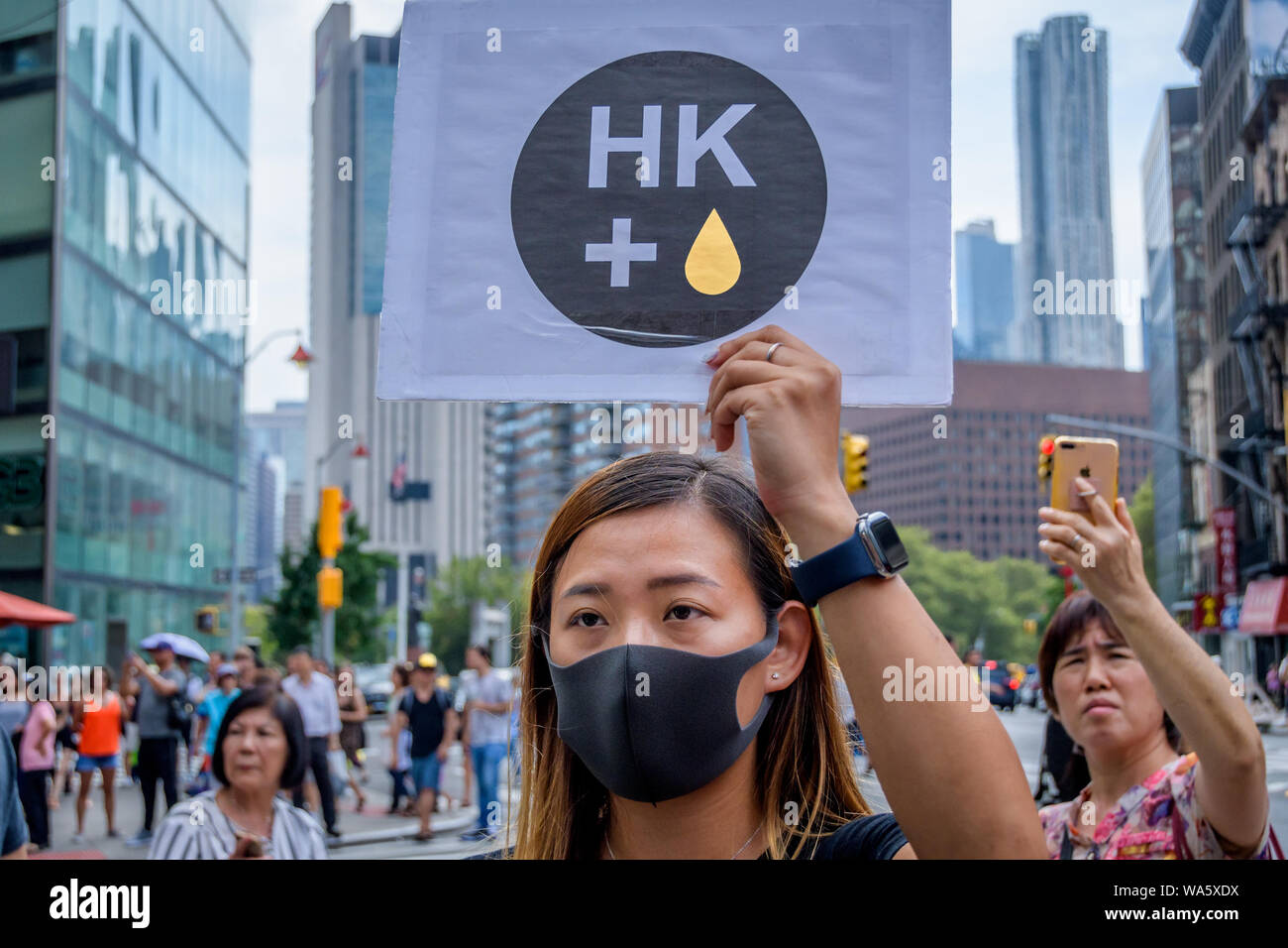 New York, USA. Août 17, 2019. Des centaines d'activistes se sont joints à l'appui du groupe New-yorkais Hong Kong (HK4Ny) lors d'un rassemblement le 17 août 2019 à Confucius Plaza, dans le quartier chinois suivie d'une marche à Manhattan Bridge Petit Parc, pour montrer leur soutien à Hong Kong continue de la démocratie pro lutte. Cela a été choisie pour coïncider avec la '' 'Les droits de l'homme Civil/' rassemblement à Victoria Park Hong Kong ainsi que trois autres manifestations prévues en cours à Hong Kong cette semaine. Crédit : Erik McGregor/ZUMA/Alamy Fil Live News Banque D'Images