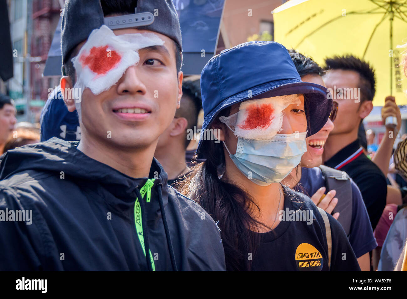 New York, USA. Août 17, 2019. Des centaines d'activistes se sont joints à l'appui du groupe New-yorkais Hong Kong (HK4Ny) lors d'un rassemblement le 17 août 2019 à Confucius Plaza, dans le quartier chinois suivie d'une marche à Manhattan Bridge Petit Parc, pour montrer leur soutien à Hong Kong continue de la démocratie pro lutte. Cela a été choisie pour coïncider avec la '' 'Les droits de l'homme Civil/' rassemblement à Victoria Park Hong Kong ainsi que trois autres manifestations prévues en cours à Hong Kong cette semaine. Crédit : Erik McGregor/ZUMA/Alamy Fil Live News Banque D'Images