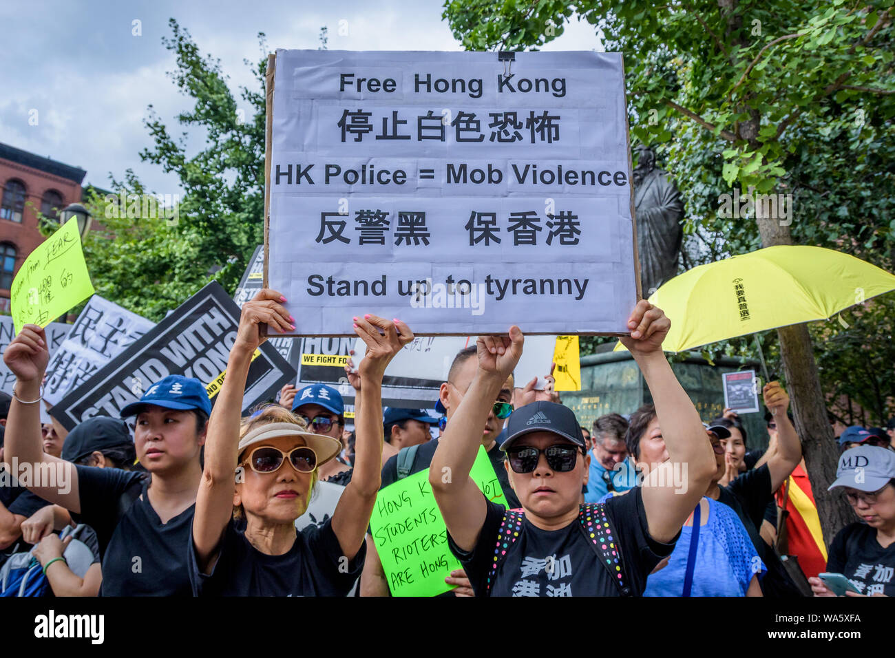 New York, USA. Août 17, 2019. Des centaines d'activistes se sont joints à l'appui du groupe New-yorkais Hong Kong (HK4Ny) lors d'un rassemblement le 17 août 2019 à Confucius Plaza, dans le quartier chinois suivie d'une marche à Manhattan Bridge Petit Parc, pour montrer leur soutien à Hong Kong continue de la démocratie pro lutte. Cela a été choisie pour coïncider avec la '' 'Les droits de l'homme Civil/' rassemblement à Victoria Park Hong Kong ainsi que trois autres manifestations prévues en cours à Hong Kong cette semaine. Crédit : Erik McGregor/ZUMA/Alamy Fil Live News Banque D'Images