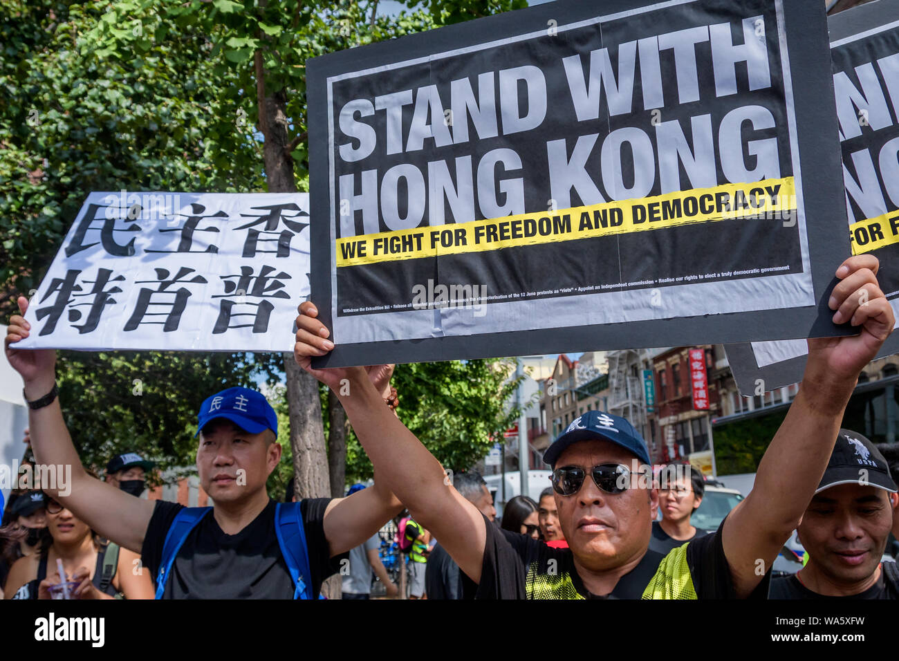 New York, USA. Août 17, 2019. Des centaines d'activistes se sont joints à l'appui du groupe New-yorkais Hong Kong (HK4Ny) lors d'un rassemblement le 17 août 2019 à Confucius Plaza, dans le quartier chinois suivie d'une marche à Manhattan Bridge Petit Parc, pour montrer leur soutien à Hong Kong continue de la démocratie pro lutte. Cela a été choisie pour coïncider avec la '' 'Les droits de l'homme Civil/' rassemblement à Victoria Park Hong Kong ainsi que trois autres manifestations prévues en cours à Hong Kong cette semaine. Crédit : Erik McGregor/ZUMA/Alamy Fil Live News Banque D'Images